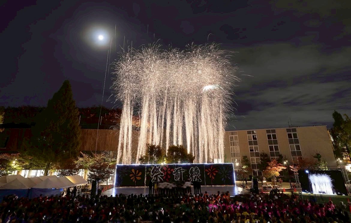 統一祭の夜を彩る花火